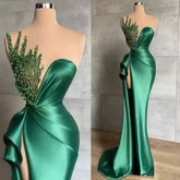 Vestido de fiesta largo verde corazón con corte sirena, brillante, sin mangas y con cuentas